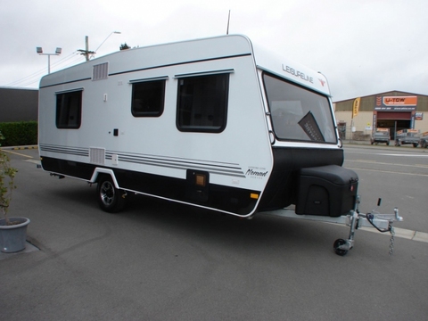 Leisure Line - Nomad - 584 SE - Walk Around Bed